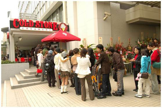 Customers waiting in line outside Cold Stone Creamery in Japan.